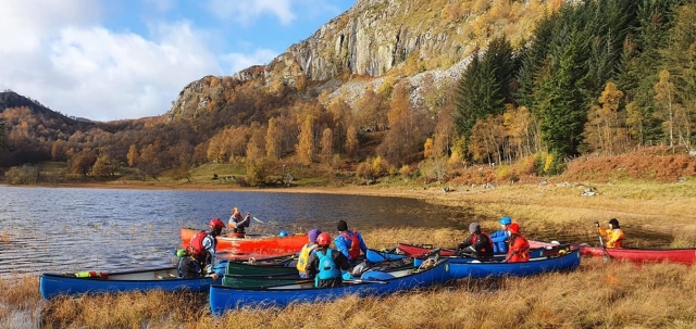  Persone che si preparano a fare un giro in canoa